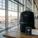 La checklist ultime avant de prendre l'avion : Tout ce qu'il faut vérifier (Guide complet 2026) 6 Checklist complète et documents posés sur une table de terminal d'aéroport avant d'embarquer dans un avion.