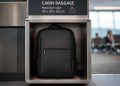 Sac à dos de voyage inséré avec succès dans le gabarit de contrôle de bagages à l'aéroport pour éviter les frais.