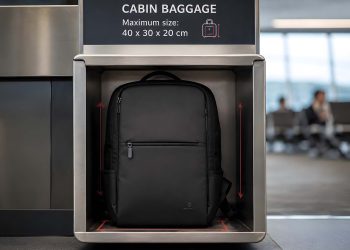 Sac à dos de voyage inséré avec succès dans le gabarit de contrôle de bagages à l'aéroport pour éviter les frais.