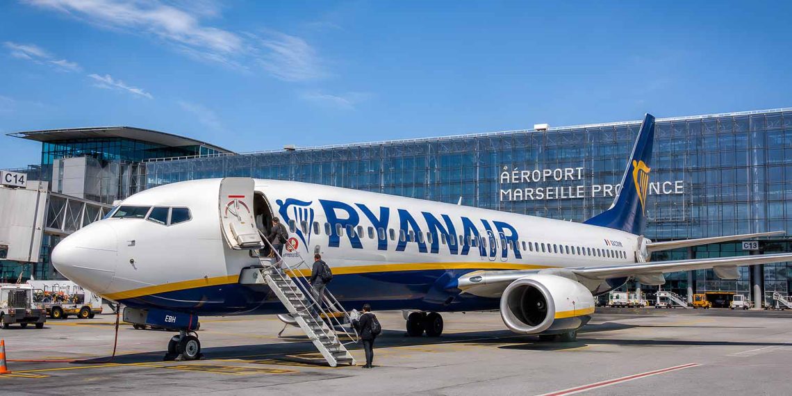Mon premier vol avec Ryanair : ce que personne ne m'avait dit (Guide & Avis 2026) 1 Avion Boeing 737 de la compagnie Ryanair en attente d'embarquement des passagers sur le tarmac d'un aéroport européen ensoleillé en 2026.