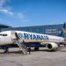Mon premier vol avec Ryanair : ce que personne ne m'avait dit (Guide & Avis 2026) 5 Avion Boeing 737 de la compagnie Ryanair en attente d'embarquement des passagers sur le tarmac d'un aéroport européen ensoleillé en 2026.