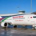 J'ai pris Royal Air Maroc pour la première fois : retour d'expérience (Avis complet 2026) 6 Avion de la compagnie Royal Air Maroc stationné à la porte d'embarquement d'un terminal aéroportuaire sous un ciel bleu.