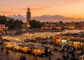Vue panoramique de la place Jemaa el Fna à Marrakech au coucher du soleil pour un voyage pas cher au Maroc.