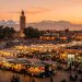 Visiter le Maroc à petit budget : Itinéraire de 7 jours de Marrakech à Fès (Guide 2026) 6 Vue panoramique de la place Jemaa el Fna à Marrakech au coucher du soleil pour un voyage pas cher au Maroc.