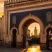 48 heures à Fès : mon itinéraire complet, mon budget et mes conseils (Guide 2026) 6 Vue de la porte historique monumentale Bab Boujloud ornée de zelliges bleus à l'entrée de la médina de Fès au lever du soleil.