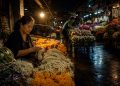 Une vendeuse locale triant des fleurs au marché de Pak Khlong Talat à Bangkok à 2 heures du matin, illustrant la vie nocturne authentique loin du tourisme de masse.