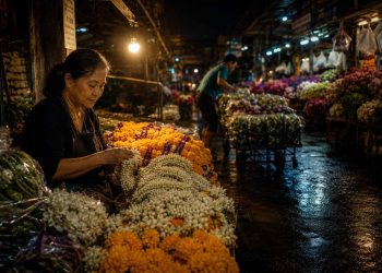 Bangkok après minuit : ce que j'ai découvert en dehors des circuits touristiques 3 Une vendeuse locale triant des fleurs au marché de Pak Khlong Talat à Bangkok à 2 heures du matin, illustrant la vie nocturne authentique loin du tourisme de masse.