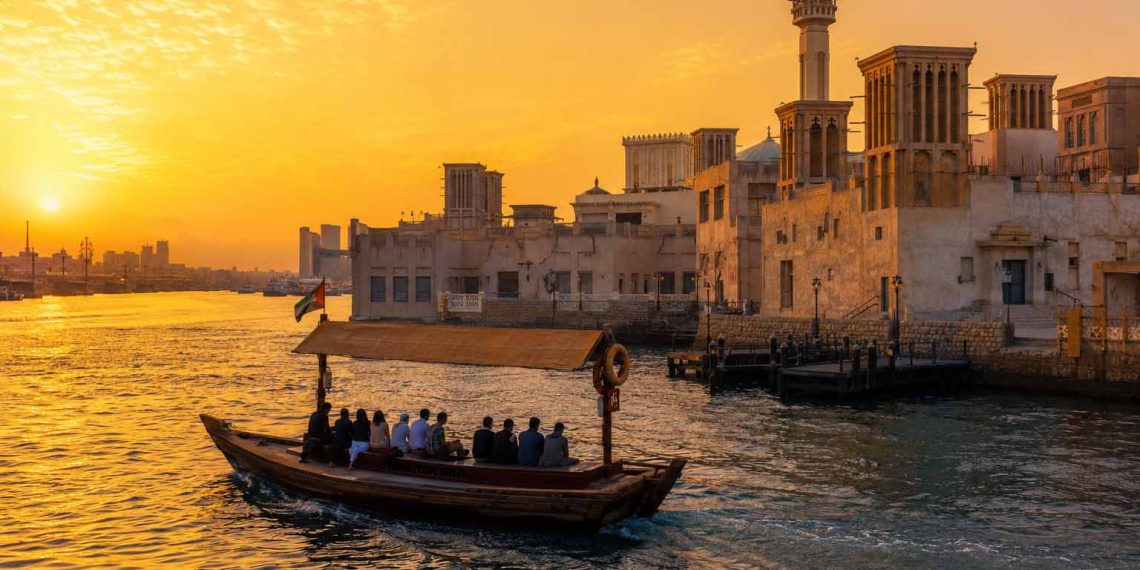 Dubaï avec 50 € par jour : mon défi et mes résultats 1 Traversée de la Creek en abra traditionnel pour illustrer la gestion d'un budget Dubaï économique.