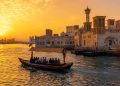 Traversée de la Creek en abra traditionnel pour illustrer la gestion d'un budget Dubaï économique.
