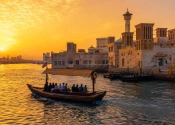 Dubaï avec 50 € par jour : mon défi et mes résultats 5 Traversée de la Creek en abra traditionnel pour illustrer la gestion d'un budget Dubaï économique.