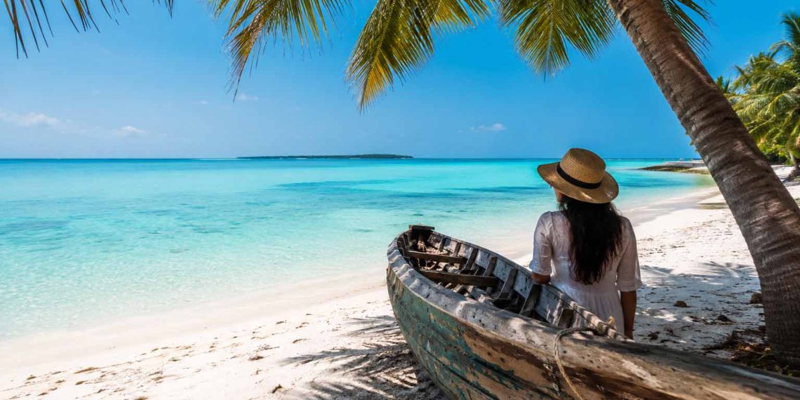 7 jours aux Maldives : mon budget complet sans luxe (Itinéraire, dépenses réelles et conseils 2026) 1 Plage de sable blanc et lagon turquoise sur l'île locale de Gulhi aux Maldives lors d'un voyage économique de 7 jours.
