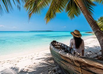 Plage de sable blanc et lagon turquoise sur l'île locale de Gulhi aux Maldives lors d'un voyage économique de 7 jours.