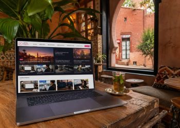 Un ordinateur portable et un thé à la menthe sur la table d'un café bohème à Marrakech pour travailler à distance.