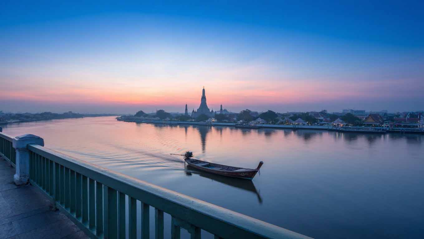Bangkok après minuit : ce que j'ai découvert en dehors des circuits touristiques 3 Lever de soleil aux teintes pastel sur le fleuve Chao Phraya à Bangkok depuis le Memorial Bridge à l'aube.