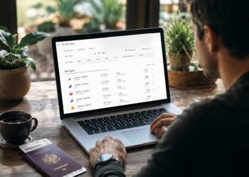 Comment j'ai réussi à économiser sur un voyage : ma méthode pour économiser 620 € (Guide 2026) 2 Journaliste voyage comparant les prix des billets d'avion sur son ordinateur portable pour économiser sur son budget.