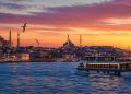 Panorama d'Istanbul au coucher du soleil sur le Bosphore avec les minarets de Sainte-Sophie et de la Mosquée Bleue pour une escale réussie.