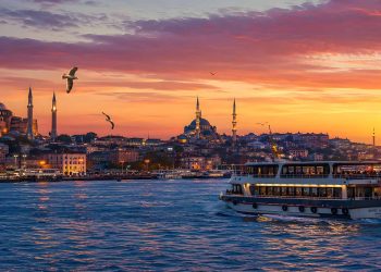 24 heures d'escale à Istanbul : tout ce que j'ai fait (Itinéraire complet & conseils 2026) 5 Panorama d'Istanbul au coucher du soleil sur le Bosphore avec les minarets de Sainte-Sophie et de la Mosquée Bleue pour une escale réussie.