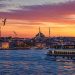 24 heures d'escale à Istanbul : tout ce que j'ai fait (Itinéraire complet & conseils 2026) 6 Panorama d'Istanbul au coucher du soleil sur le Bosphore avec les minarets de Sainte-Sophie et de la Mosquée Bleue pour une escale réussie.
