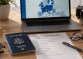 Classeur de préparation et passeport pour une demande de visa Schengen réussie en 2026 sur le site Find The Flights.