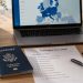 Mon expérience pour obtenir un visa Schengen (Guide complet 2026) 3 Classeur de préparation et passeport pour une demande de visa Schengen réussie en 2026 sur le site Find The Flights.