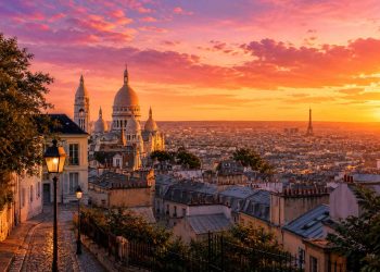 Vue panoramique sur les toits de Paris et le Sacré-Cœur de Montmartre au coucher du soleil