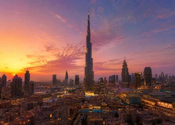 Vue panoramique de la skyline de Downtown Dubai et de la Burj Khalifa au coucher du soleil lors d'un séjour de 4 jours.