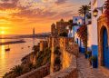 Itinéraire de voyage d'une semaine entre Rabat, Fès et Chefchaouen au Maroc, vue de la Kasbah des Oudayas au coucher du soleil.