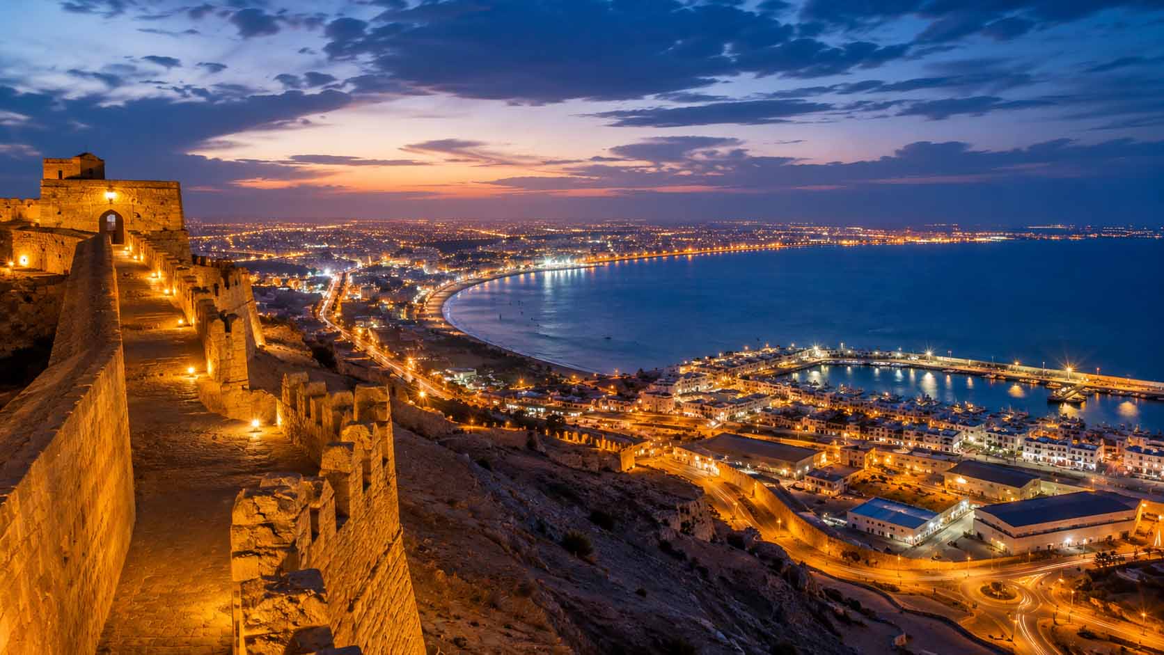 Tanger ou Agadir : laquelle choisir pour un premier voyage au Maroc ? 6 Les remparts restaurés de la Kasbah d'Agadir Oufella illuminés au crépuscule avec vue plongeante sur la baie d'Agadir.