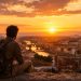 Les 20 leçons que j'ai apprises après avoir visité 15 pays 6 Un voyageur contemplant l'horizon au coucher du soleil au-dessus d'une cité historique mondiale, illustrant les leçons de voyage apprises.