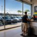 Les erreurs que j'ai faites en louant une voiture aux États-Unis 9 Voyageur récupérant sa voiture de location à l'aéroport de Los Angeles aux États-Unis