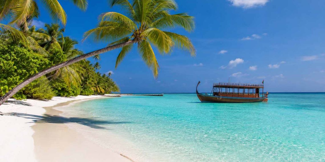 Les Maldives sans luxe : mon voyage était-il réussi ? 1 Plage paradisiaque de sable blanc et lagon turquoise sur l'île locale de Dhiffushi aux Maldives.