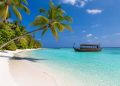 Plage paradisiaque de sable blanc et lagon turquoise sur l'île locale de Dhiffushi aux Maldives.