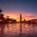 J'ai exploré Marrakech avant 8 h du matin : une ville totalement différente 6 Vue panoramique de la place Jemaa el-Fna vide au lever du soleil à Marrakech avec le minaret de la Koutoubia en arrière-plan.