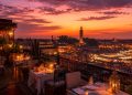 Vue panoramique depuis la terrasse d'un restaurant rooftop à Marrakech au coucher du soleil sur la médina.
