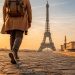 Paris à pied pendant 48 heures : les lieux qui valent vraiment le détour 6 Une personne marchant à pied sur l'esplanade du Trocadéro face à la Tour Eiffel au lever du soleil à Paris.
