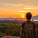 Les pays où j'ai dépensé le moins d'argent 3 Un voyageur avec sac à dos explore l'un des pays les moins chers pour voyager à petit budget au coucher du soleil.
