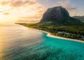 Vue aérienne de la plage du Morne et son lagon turquoise à l'Île Maurice.