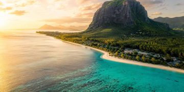 Vue aérienne de la plage du Morne et son lagon turquoise à l'Île Maurice.