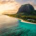 Île Maurice : les plages qui m'ont vraiment surpris 8 Vue aérienne de la plage du Morne et son lagon turquoise à l'Île Maurice.