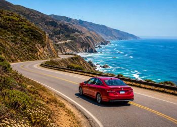 J'ai traversé la Californie en voiture : mon itinéraire complet, mon budget et tous mes conseils (Guide 2026) 2 Voiture de location sur la route côtière Pacific Coast Highway pendant un road trip en Californie face à l'océan Pacifique.
