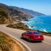 J'ai traversé la Californie en voiture : mon itinéraire complet, mon budget et tous mes conseils (Guide 2026) 3 Voiture de location sur la route côtière Pacific Coast Highway pendant un road trip en Californie face à l'océan Pacifique.