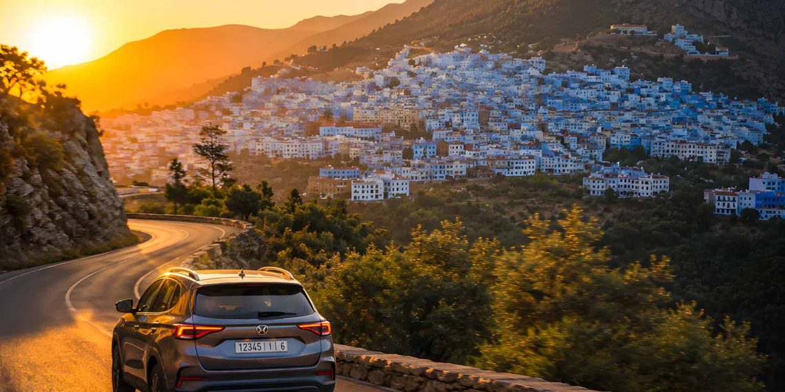 Mon road trip entre Tanger et Chefchaouen : itinéraire, budget et conseils (Guide 2026) 1 Road trip en voiture de location sur la route de montagne du Rif vers Chefchaouen au Maroc.