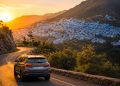 Road trip en voiture de location sur la route de montagne du Rif vers Chefchaouen au Maroc.
