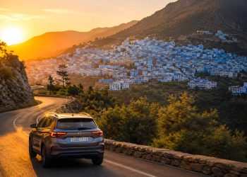 Road trip en voiture de location sur la route de montagne du Rif vers Chefchaouen au Maroc.