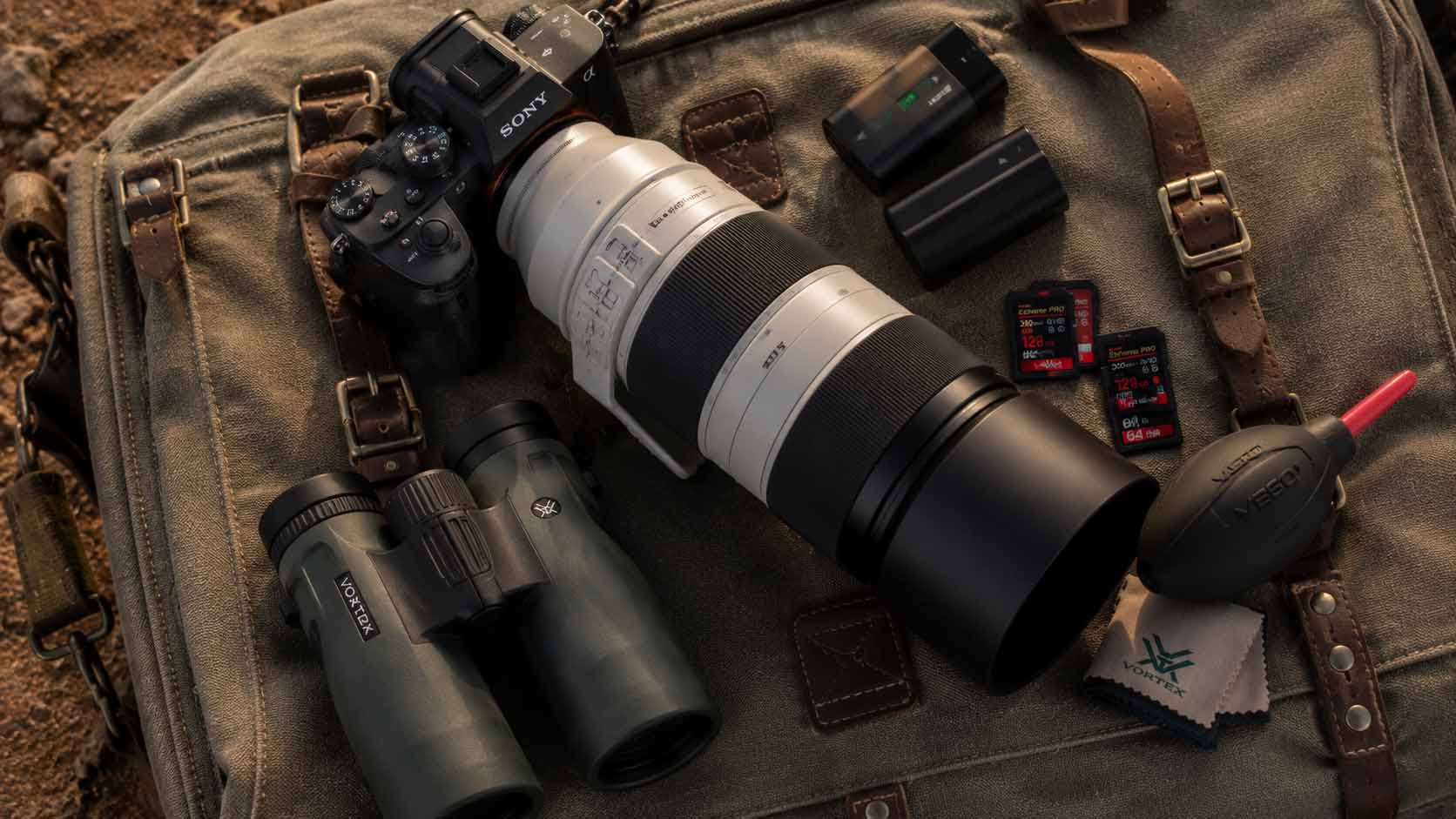 Ce que personne ne raconte sur un safari en Afrique 4 Appareil photo hybride professionnel avec un téléobjectif posé sur le rebord d'un 4x4 de safari