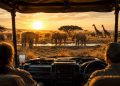Véhicule de safari 4x4 ouvert face au lever de soleil dans la savane du Serengeti