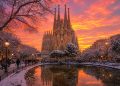 Vue de la basilique de la Sagrada Família de Barcelone sous la lumière dorée du soleil d'hiver en basse saison.
