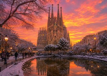 Vue de la basilique de la Sagrada Família de Barcelone sous la lumière dorée du soleil d'hiver en basse saison.
