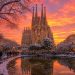 Barcelone en hiver : une meilleure idée qu'en été ? 6 Vue de la basilique de la Sagrada Família de Barcelone sous la lumière dorée du soleil d'hiver en basse saison.