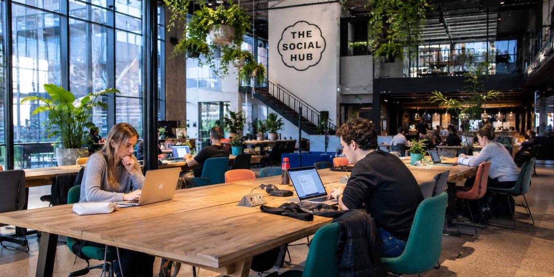 J'ai dormi dans 5 auberges différentes : mon classement 1 Espace de coworking moderne et lumineux au Social Hub d'Amsterdam. Légende: Le Social Hub d'Amsterdam allie design scandinave et espaces de travail optimisés.